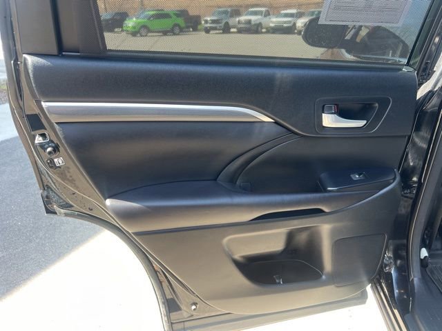 Used 2017 Toyota Highlander SE image 17