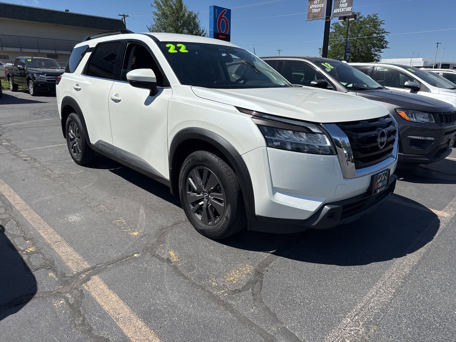 Used 2022 Nissan Pathfinder SV image 1