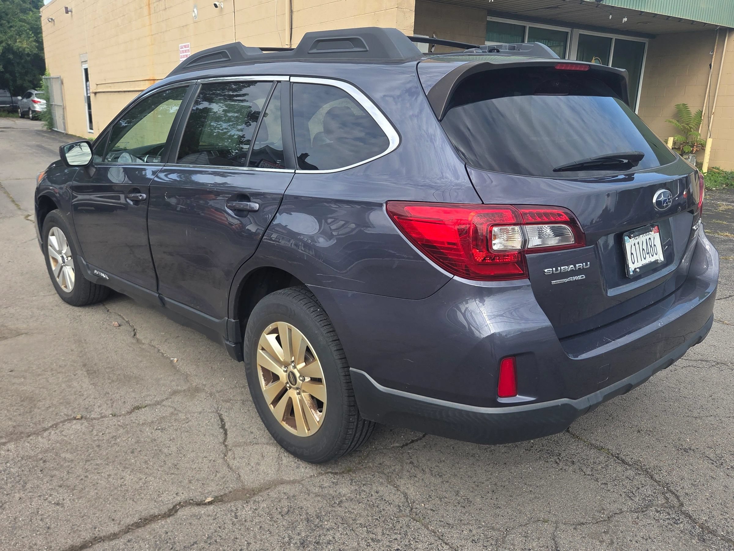 Used 2015 Subaru Outback 2.5i Premium AWD/4WD image 3
