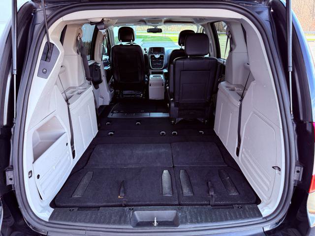 Used 2015 Chrysler Town & Country Touring FWD image 27