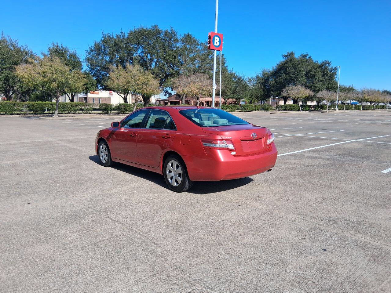 Used 2011 Toyota Camry LE FWD image 4