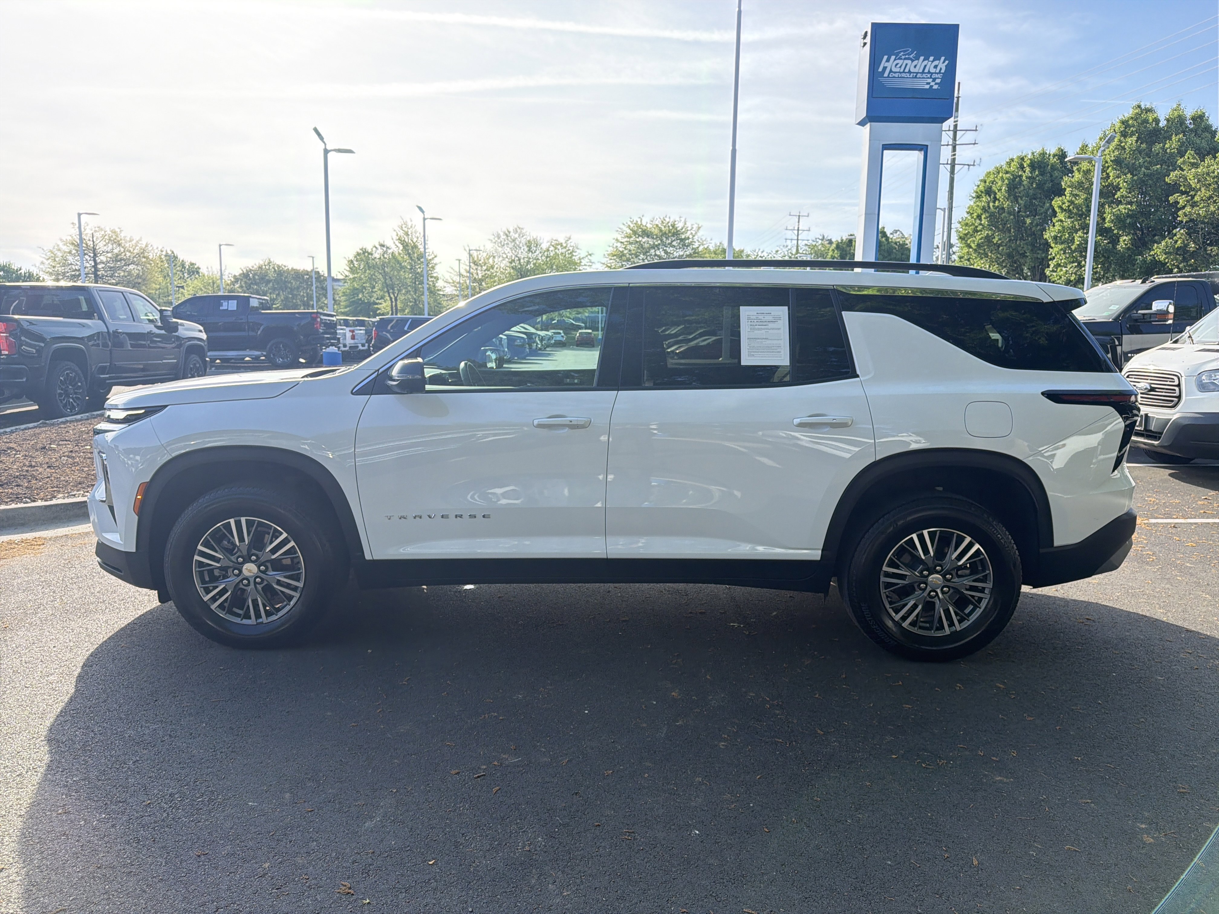 Used 2025 Chevrolet Traverse LT w/ Driver Confidence Package image 7