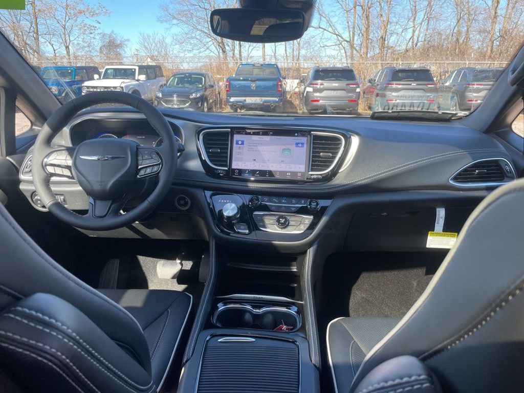 Used 2024 Chrysler Pacifica Limited w/ Uconnect Theater Family Group image 13
