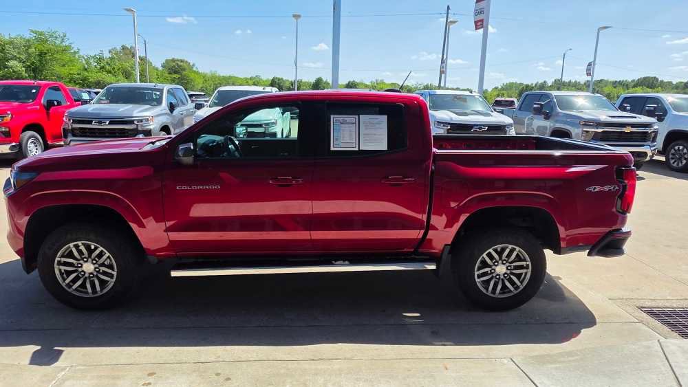 Used 2024 Chevrolet Colorado LT AWD/4WD image 2