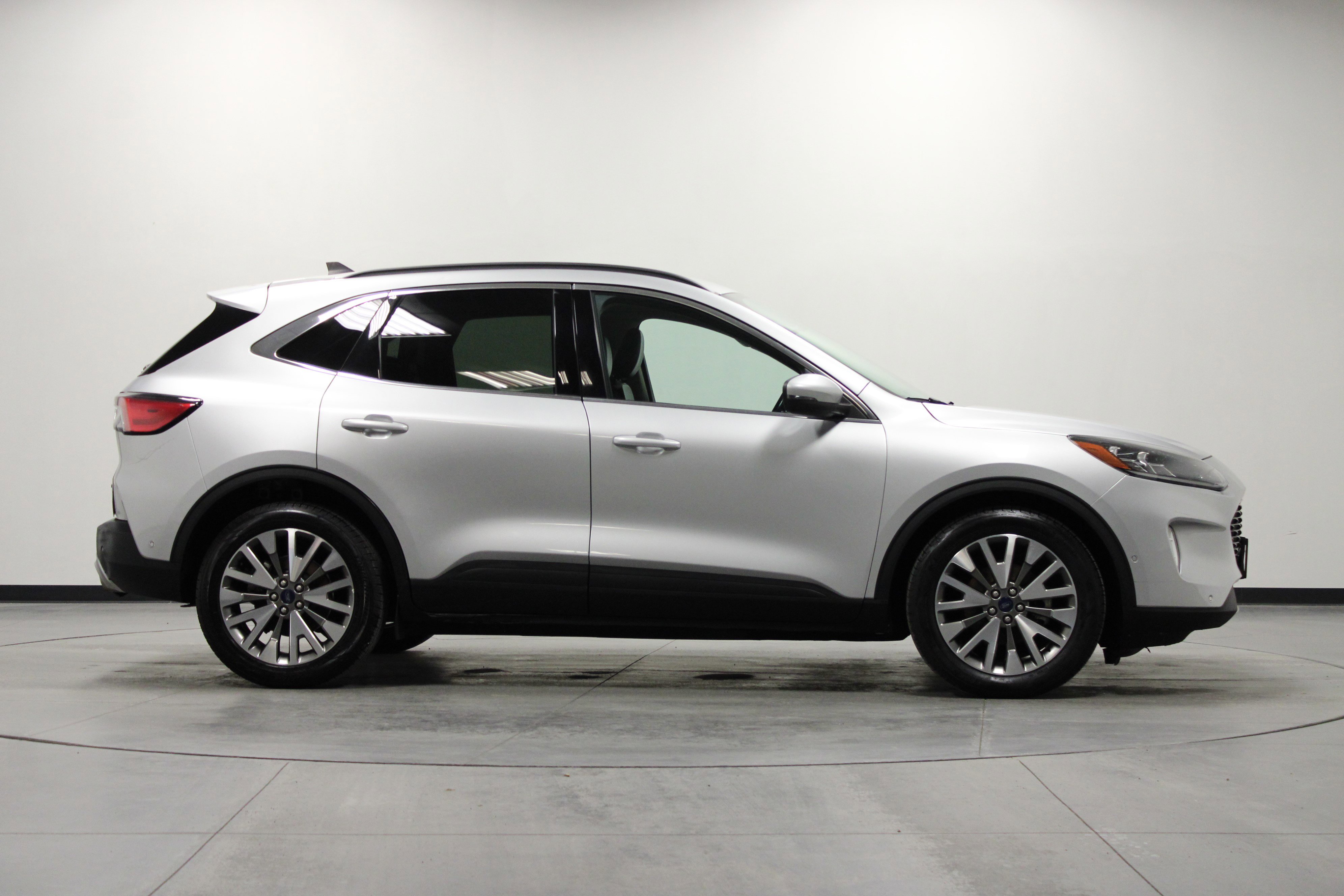 Used 2020 Ford Escape Titanium image 3