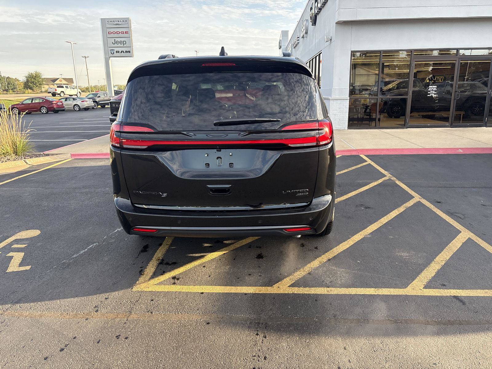 New 2027 Chrysler Pacifica Limited AWD/4WD image 6