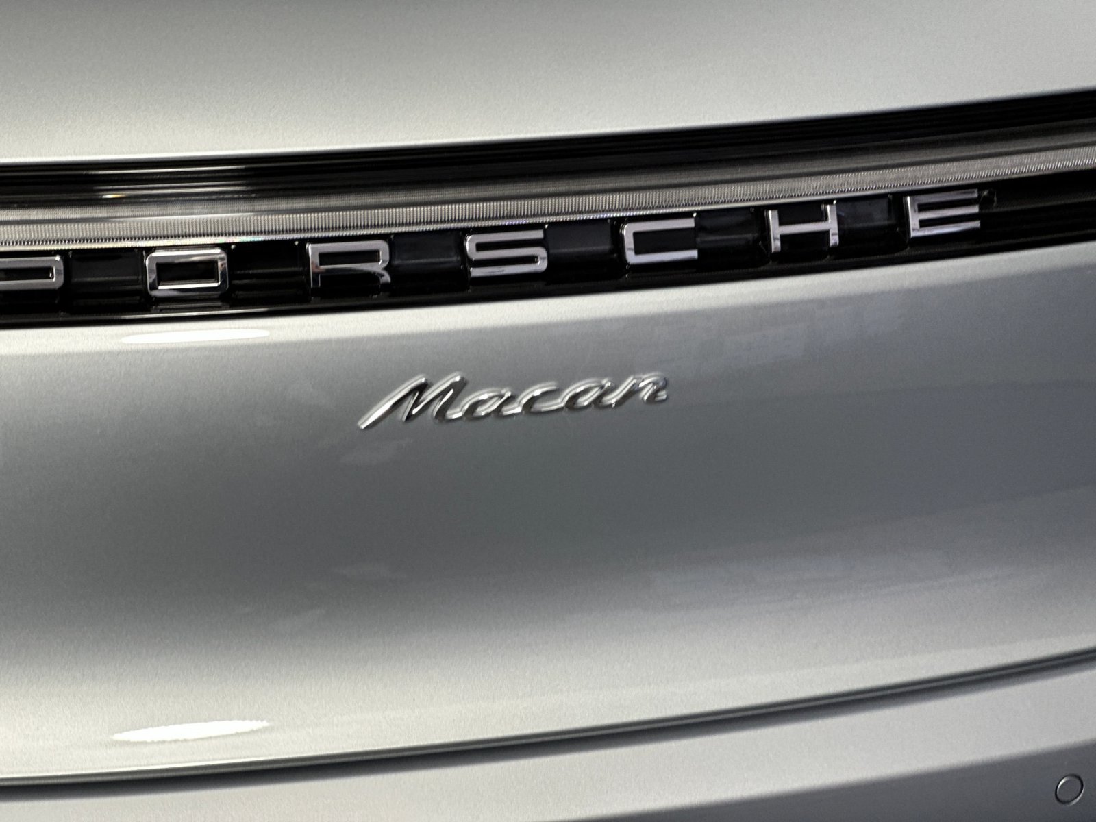 Certified 2025 Porsche Macan AWD/4WD image 34