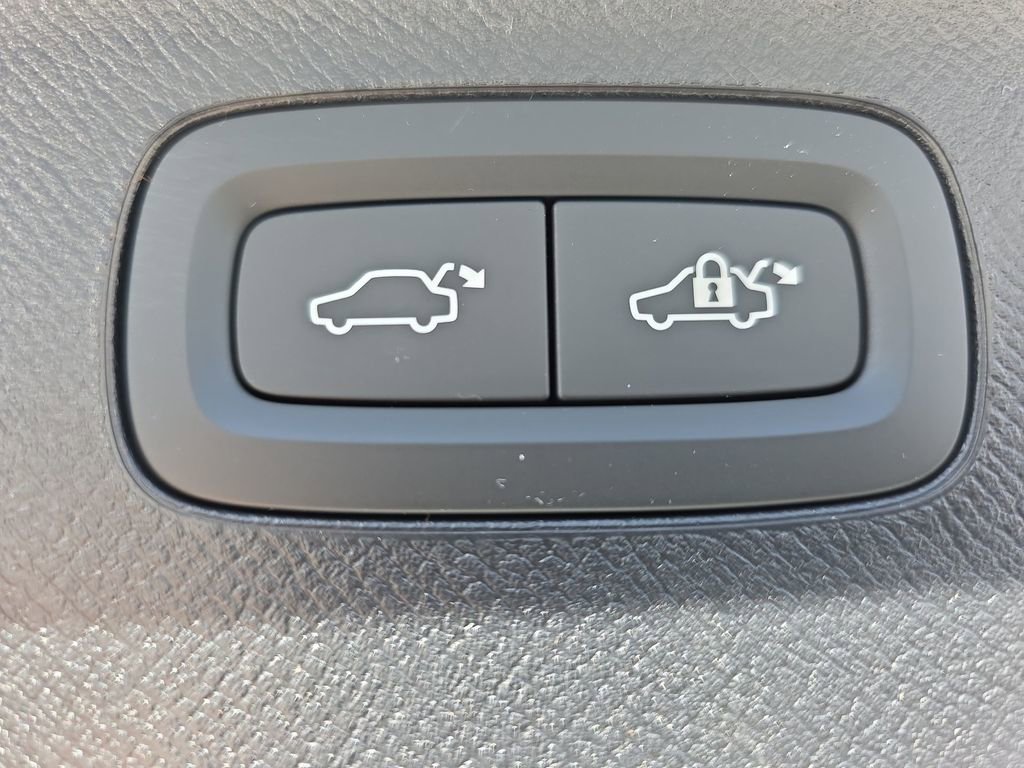 New 2026 Volvo XC90 B6 Ultra w/ Protection Package image 23