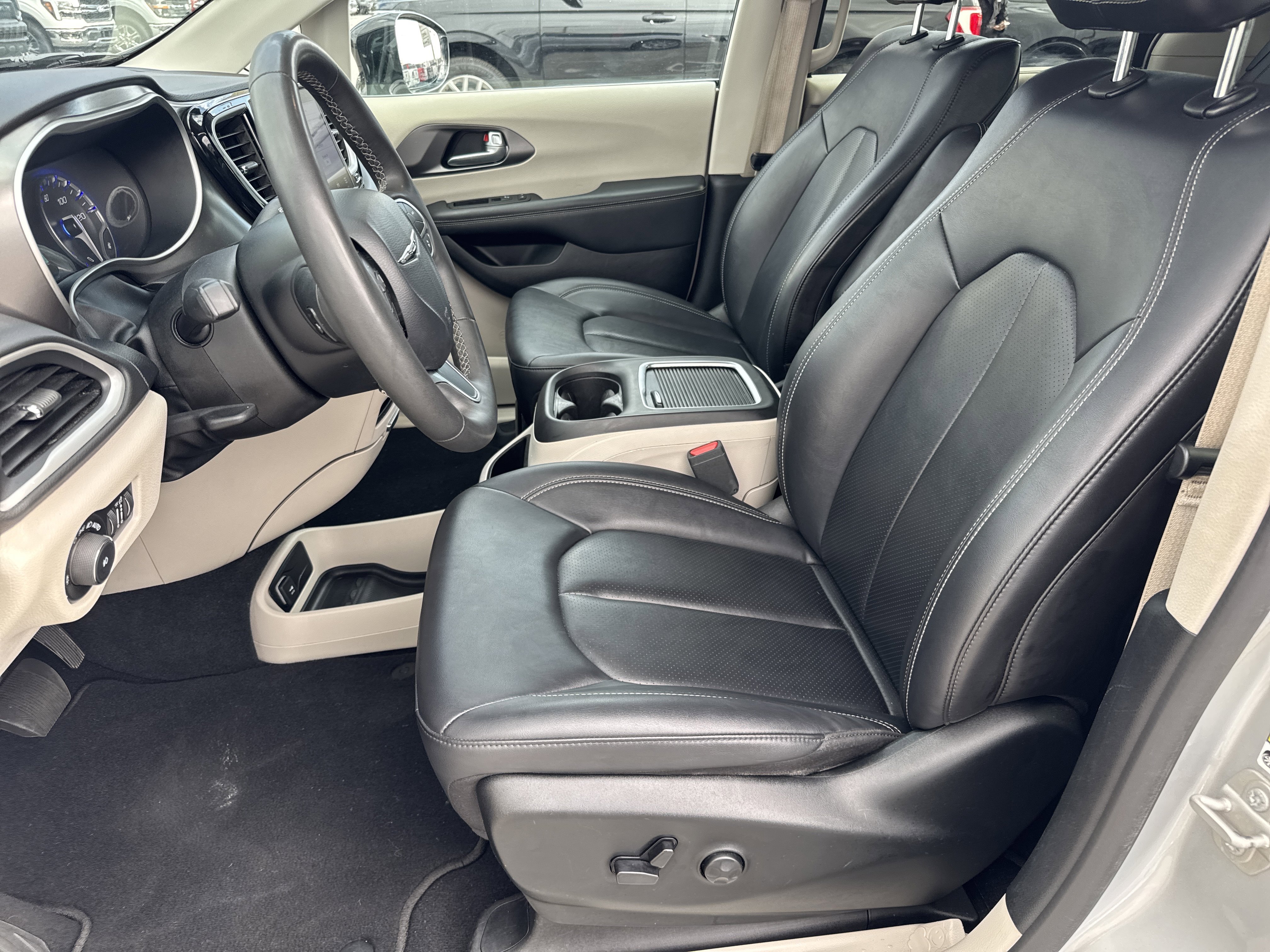 Used 2024 Chrysler Pacifica Touring-L image 10