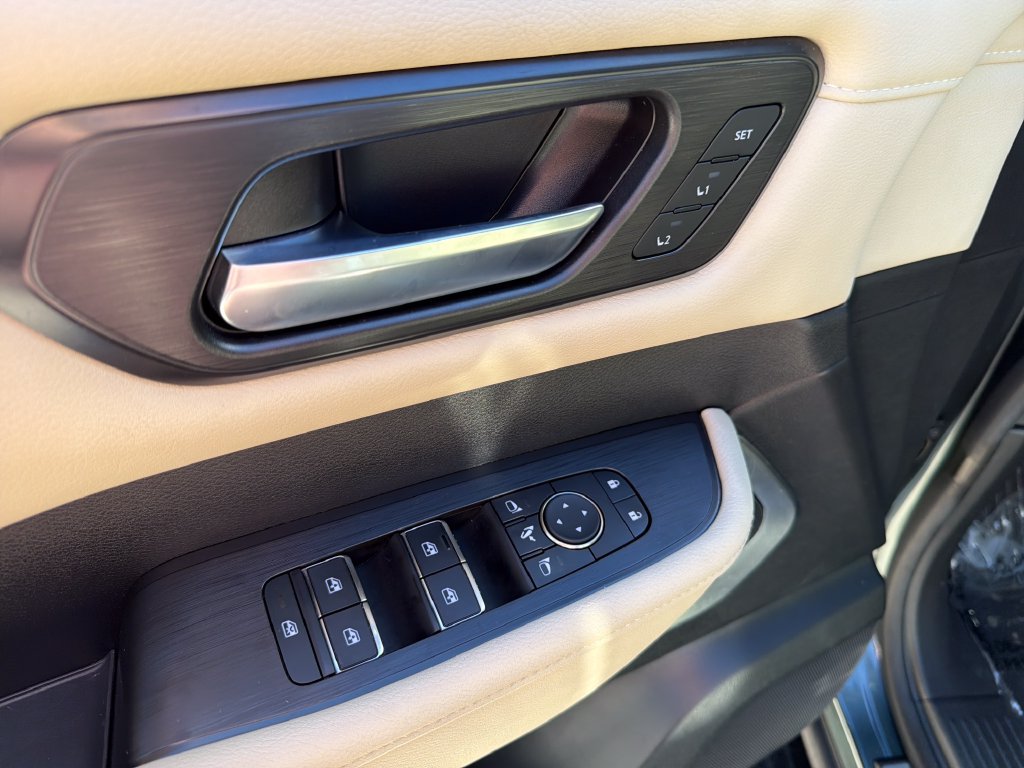 Used 2025 Nissan Armada Platinum Reserve RWD image 19