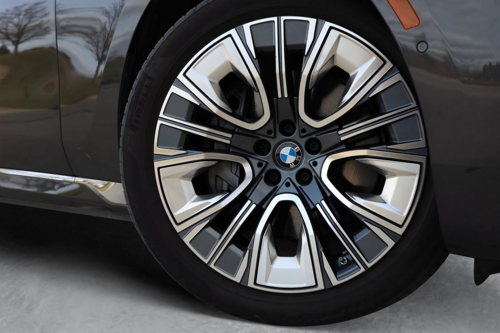Used 2025 BMW i7 xDrive60 AWD/4WD image 8