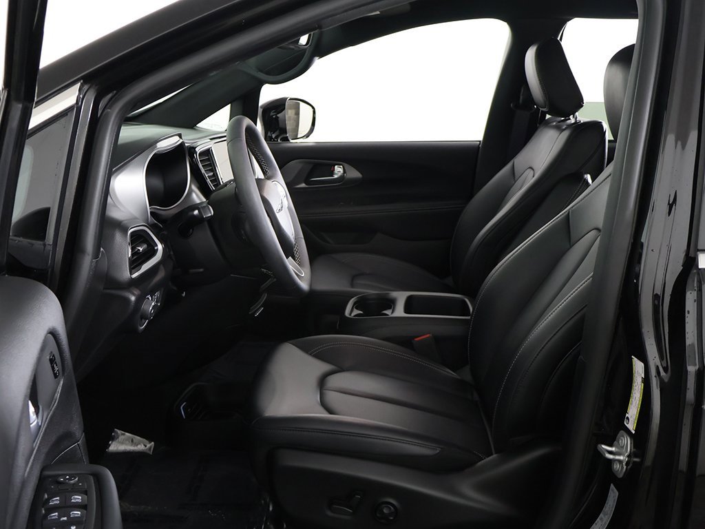 Used 2025 Chrysler Pacifica Select image 23