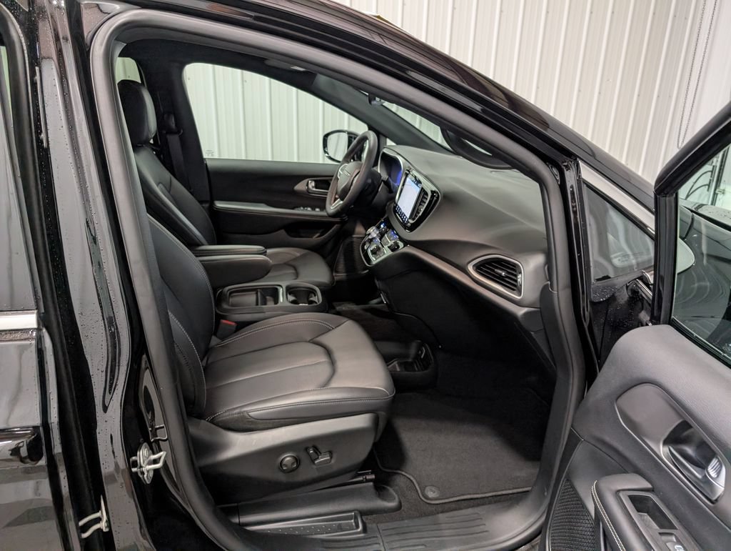 Used 2027 Chrysler Pacifica Select w/ Family Tech Group FWD image 26