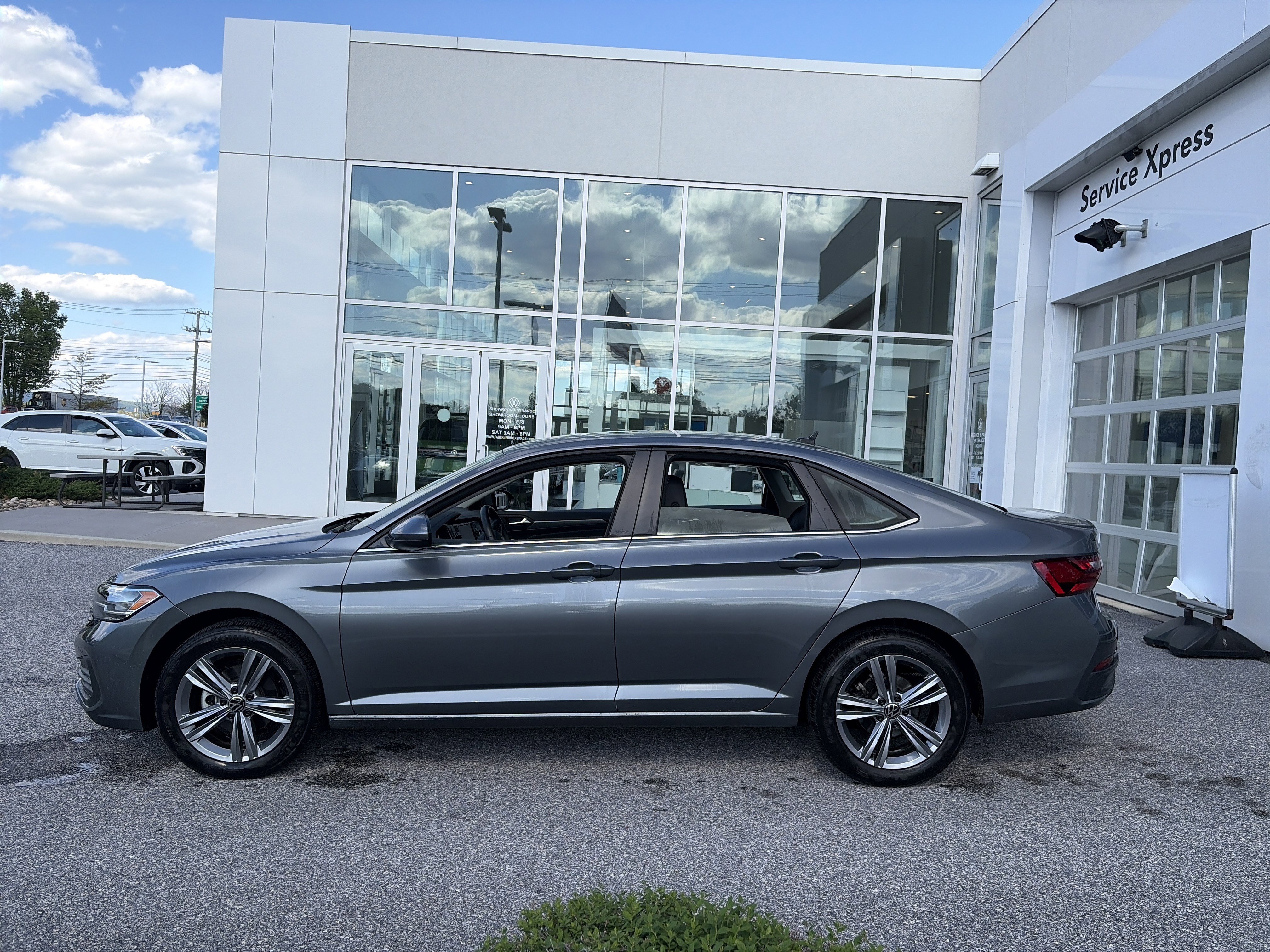 Used 2024 Volkswagen Jetta SE FWD image 8
