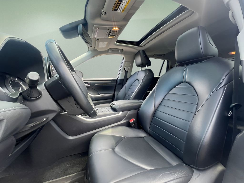 Used 2022 Toyota Highlander XLE image 9
