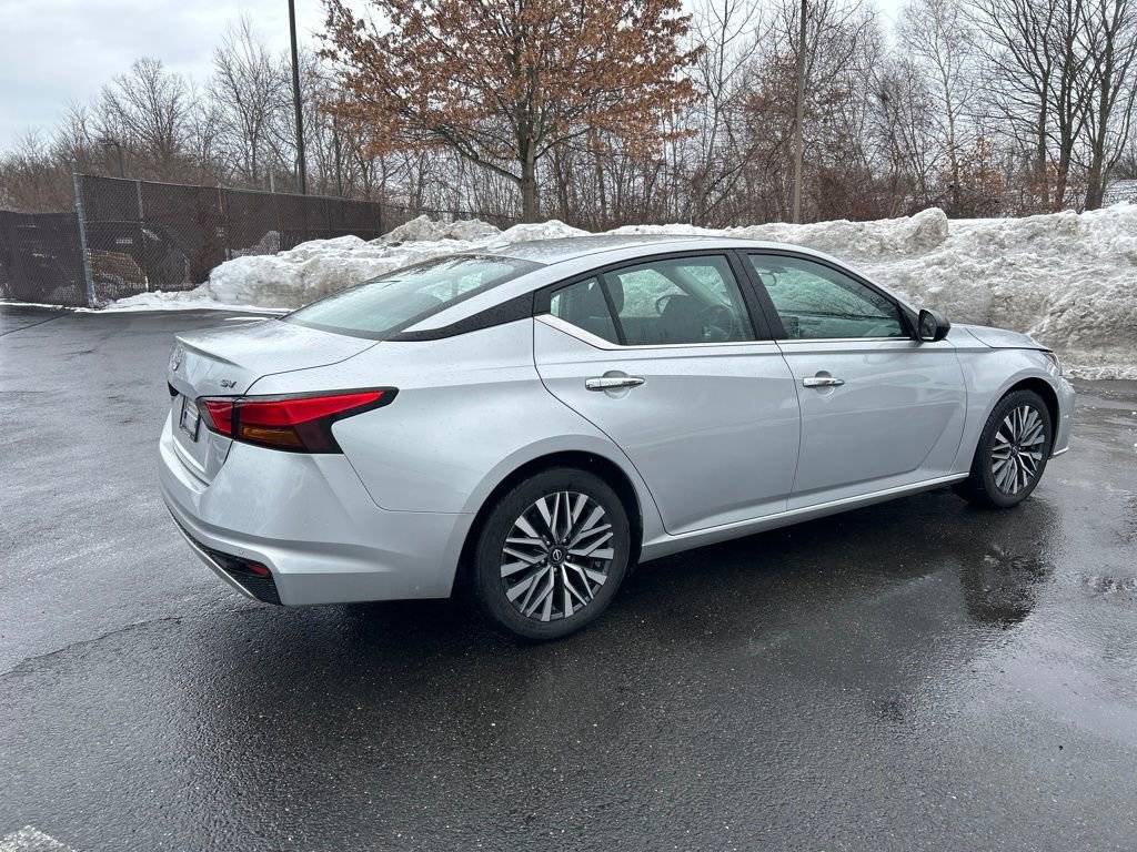 Used 2024 Nissan Altima 2.5 SV image 4