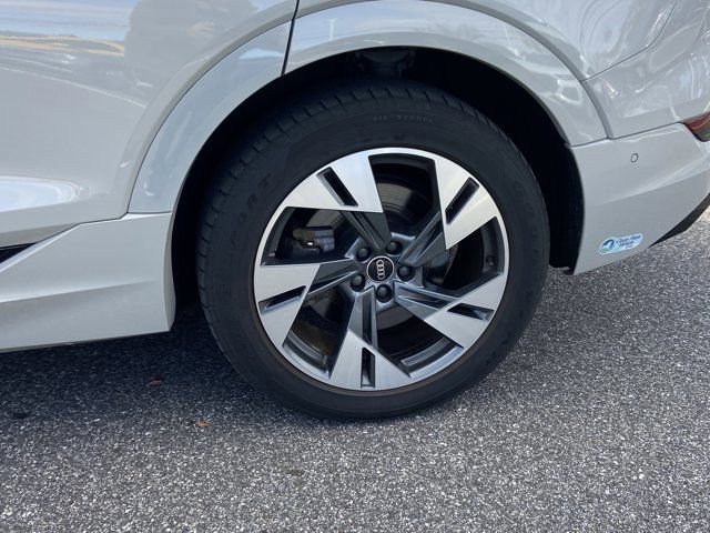 Used 2022 Audi e-tron Premium w/ Convenience Plus Package image 10