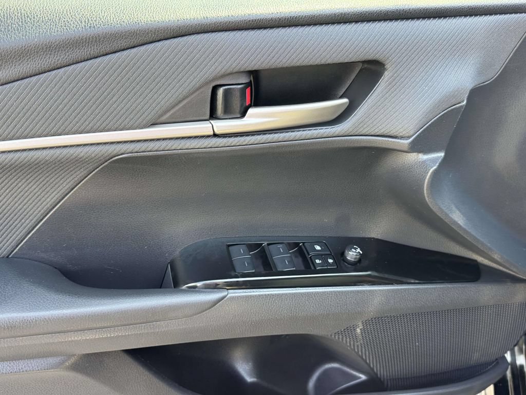 Used 2025 Toyota Camry SE FWD image 19