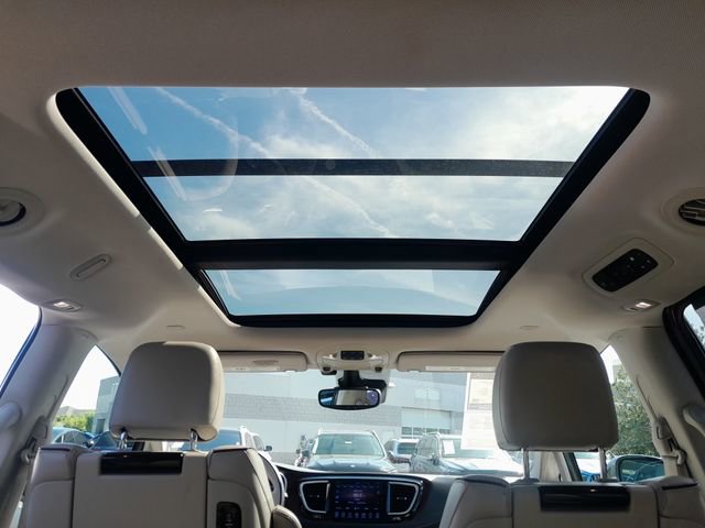 Used 2017 Chrysler Pacifica Limited w/ UConnect Theater Package FWD image 16