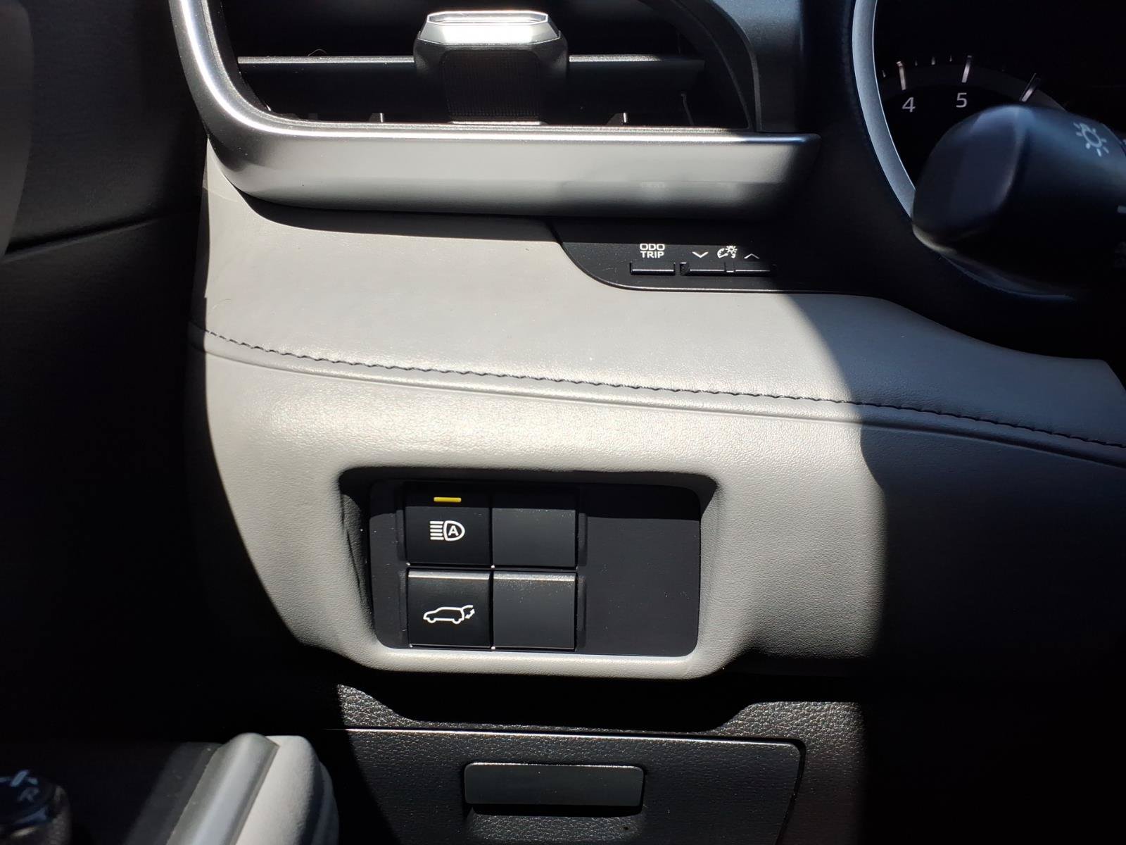 Used 2020 Toyota Highlander XLE FWD image 25