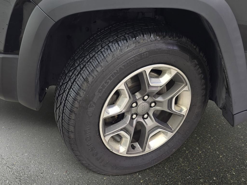 Used 2019 Jeep Cherokee Trailhawk w/ Cold Weather Group image 24