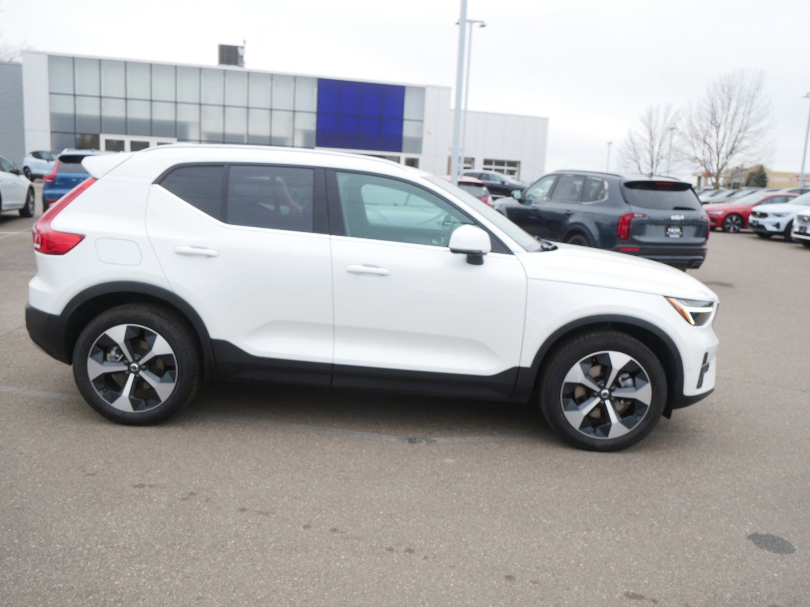 Used 2025 Volvo XC40 B5 Plus image 8