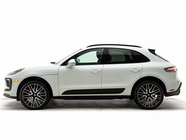 Certified 2025 Porsche Macan image 2
