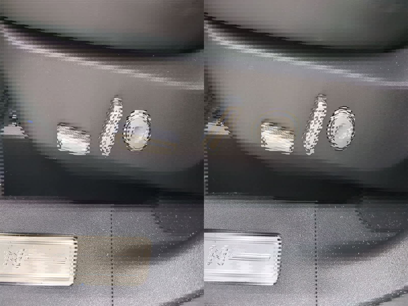 Used 2025 Lincoln Nautilus Reserve w/ Jet Appearance Package image 17