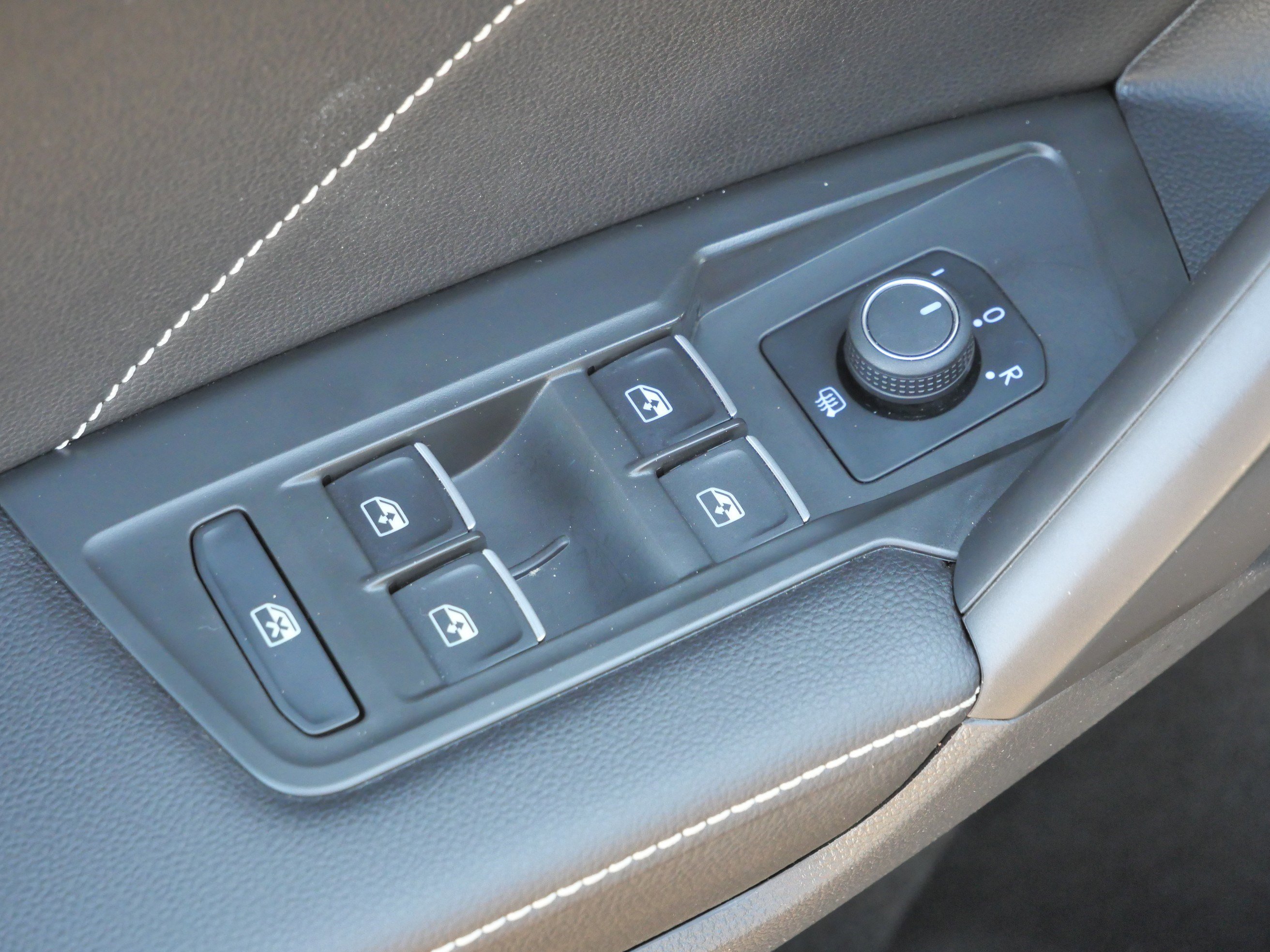 Certified 2023 Volkswagen Tiguan SE R-Line image 19