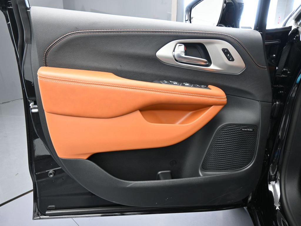 New 2026 Chrysler Pacifica Pinnacle image 28