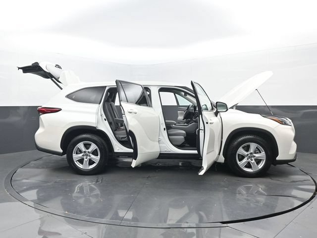 Used 2020 Toyota Highlander LE FWD image 33