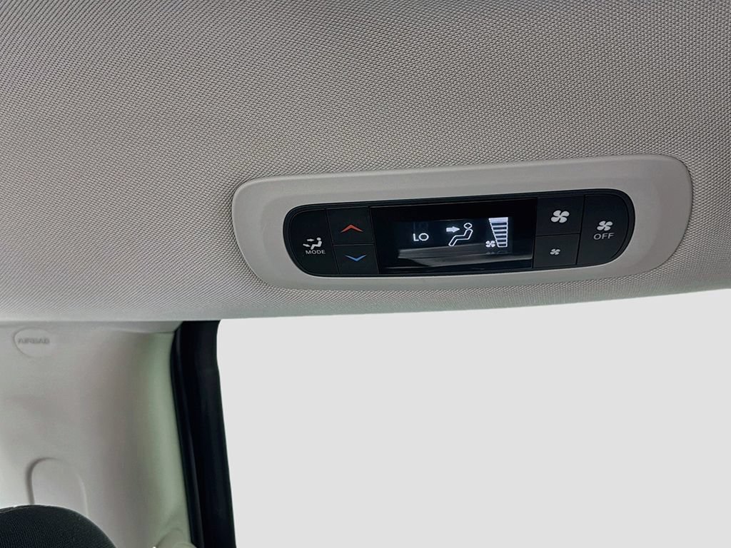 Used 2018 Chrysler Pacifica L FWD image 25