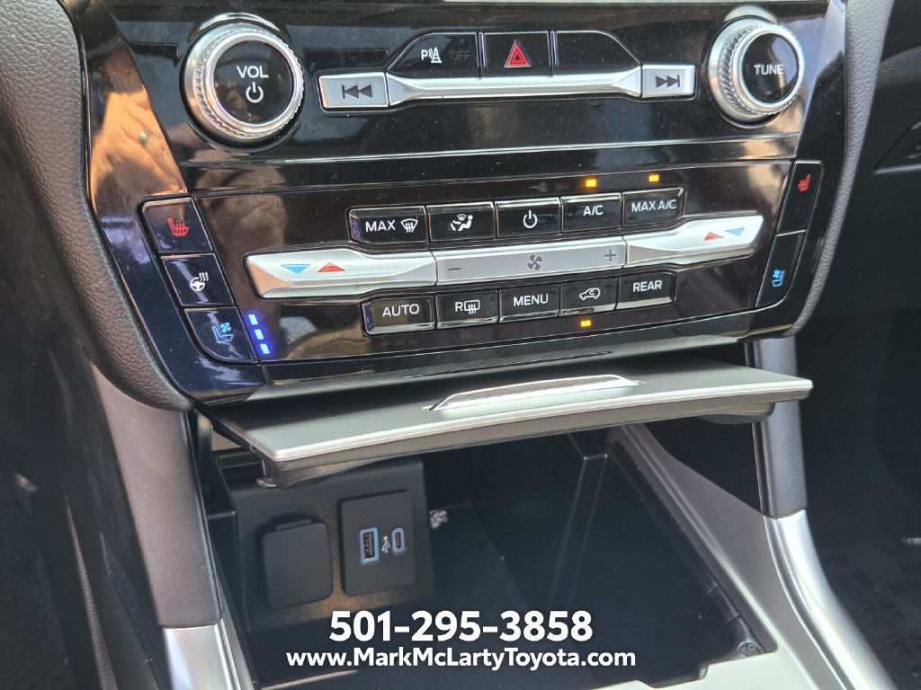 Used 2024 Ford Explorer Limited w/ Limited Technology Package AWD/4WD image 22