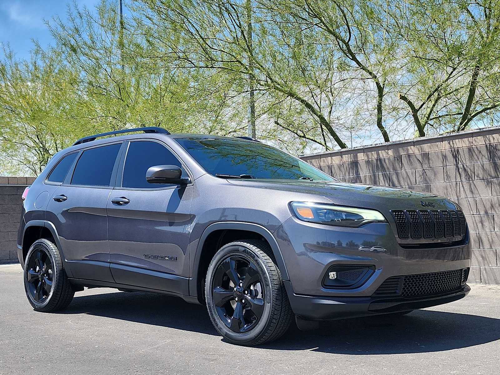 Used 2019 Jeep Cherokee Latitude Plus FWD image 3