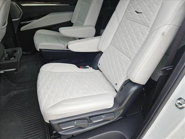 Used 2025 Cadillac Escalade ESV Sport Platinum w/ LPO, Floor Liner Package AWD/4WD image 15