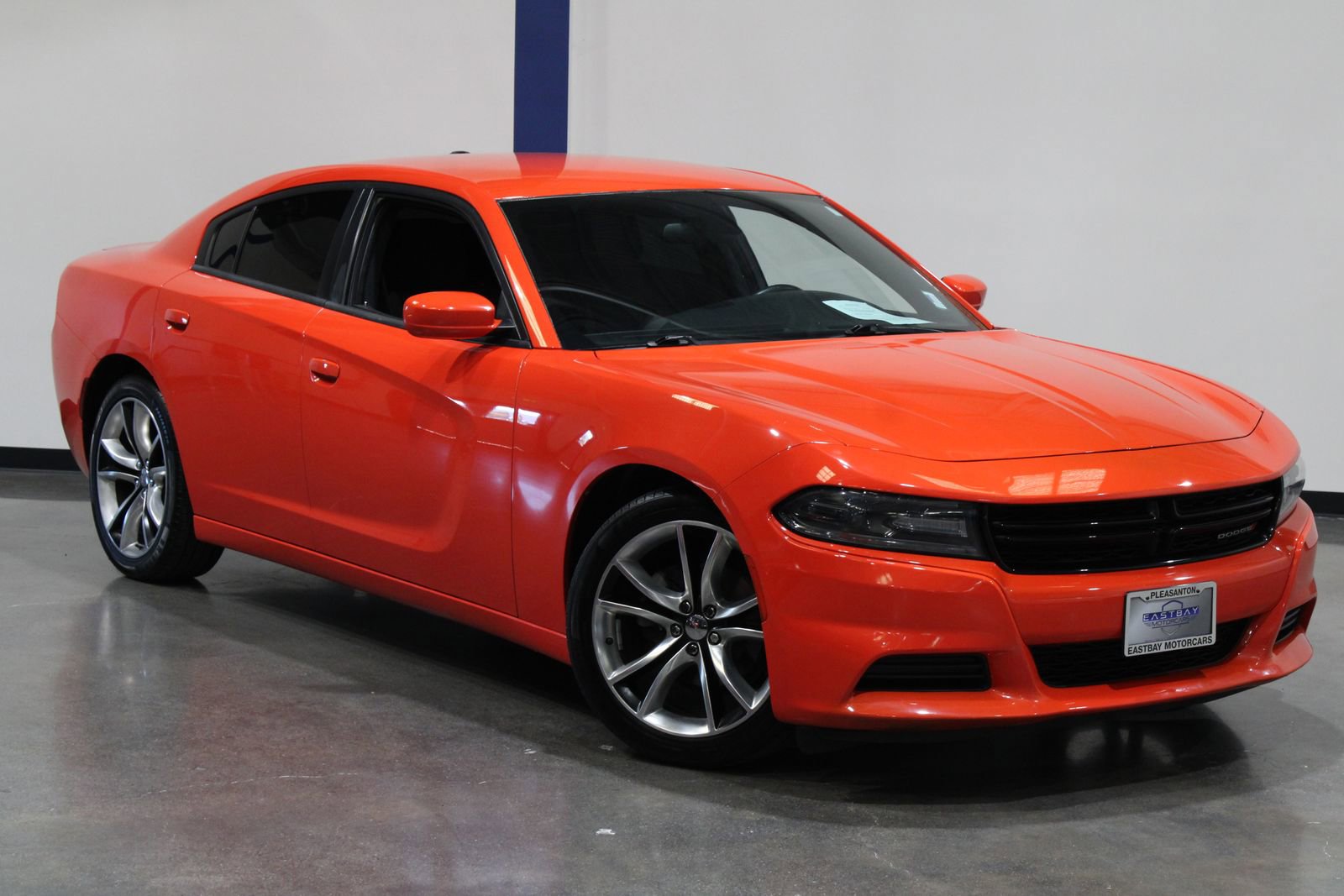 Used 2019 Dodge Charger SXT image 2