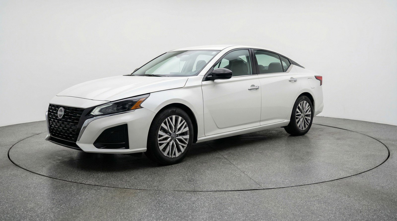 Used 2025 Nissan Altima 2.5 SV image 3