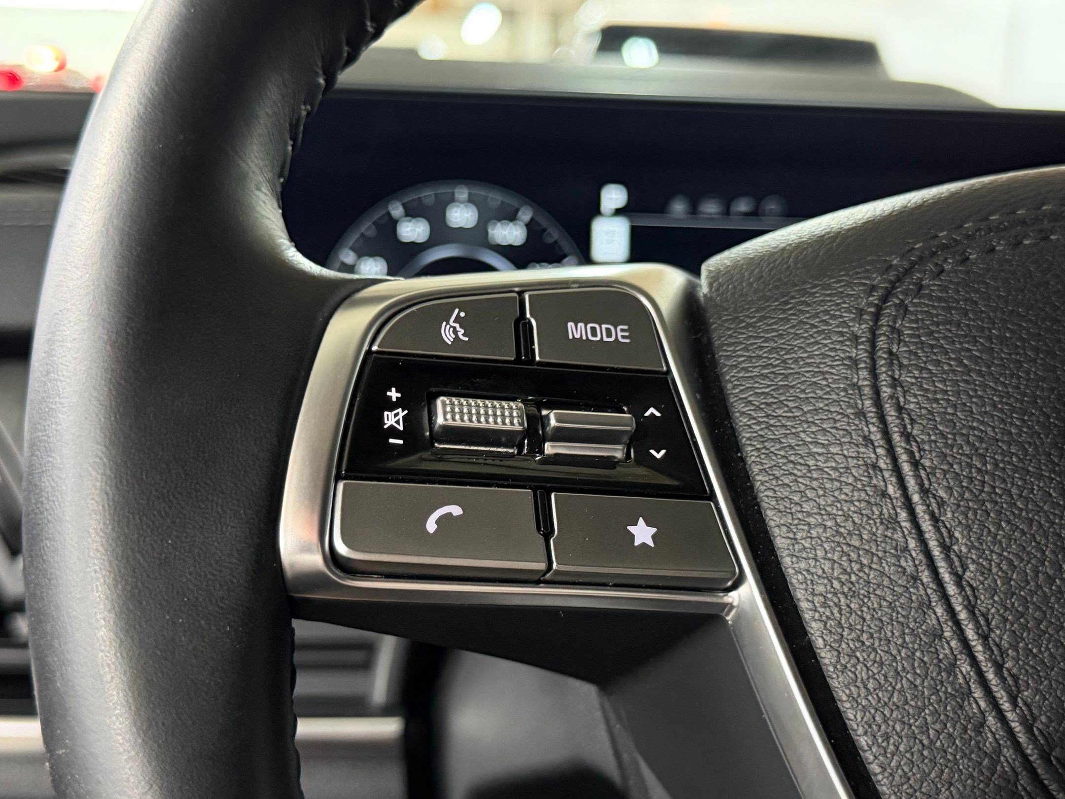Used 2024 Kia Telluride SX w/ Towing Package FWD image 12
