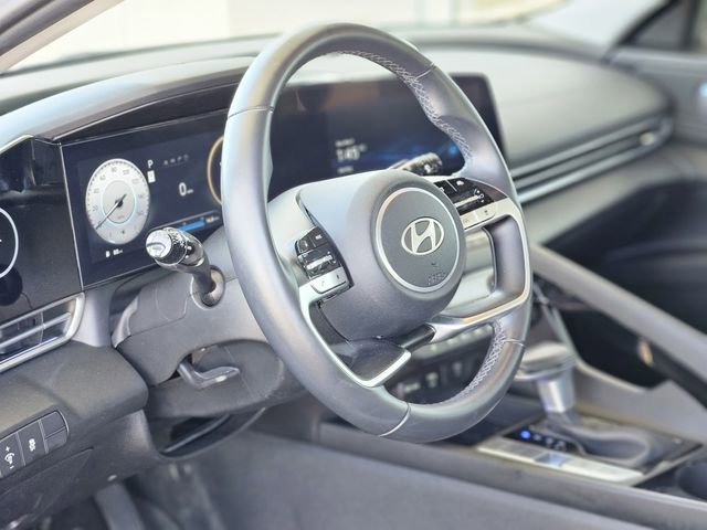 Used 2025 Hyundai Elantra Limited FWD image 12