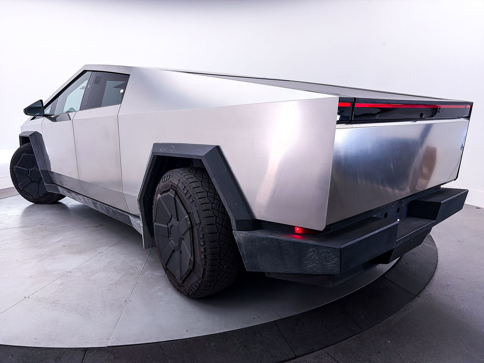 Used 2024 Tesla Cybertruck AWD Crew Cab image 2