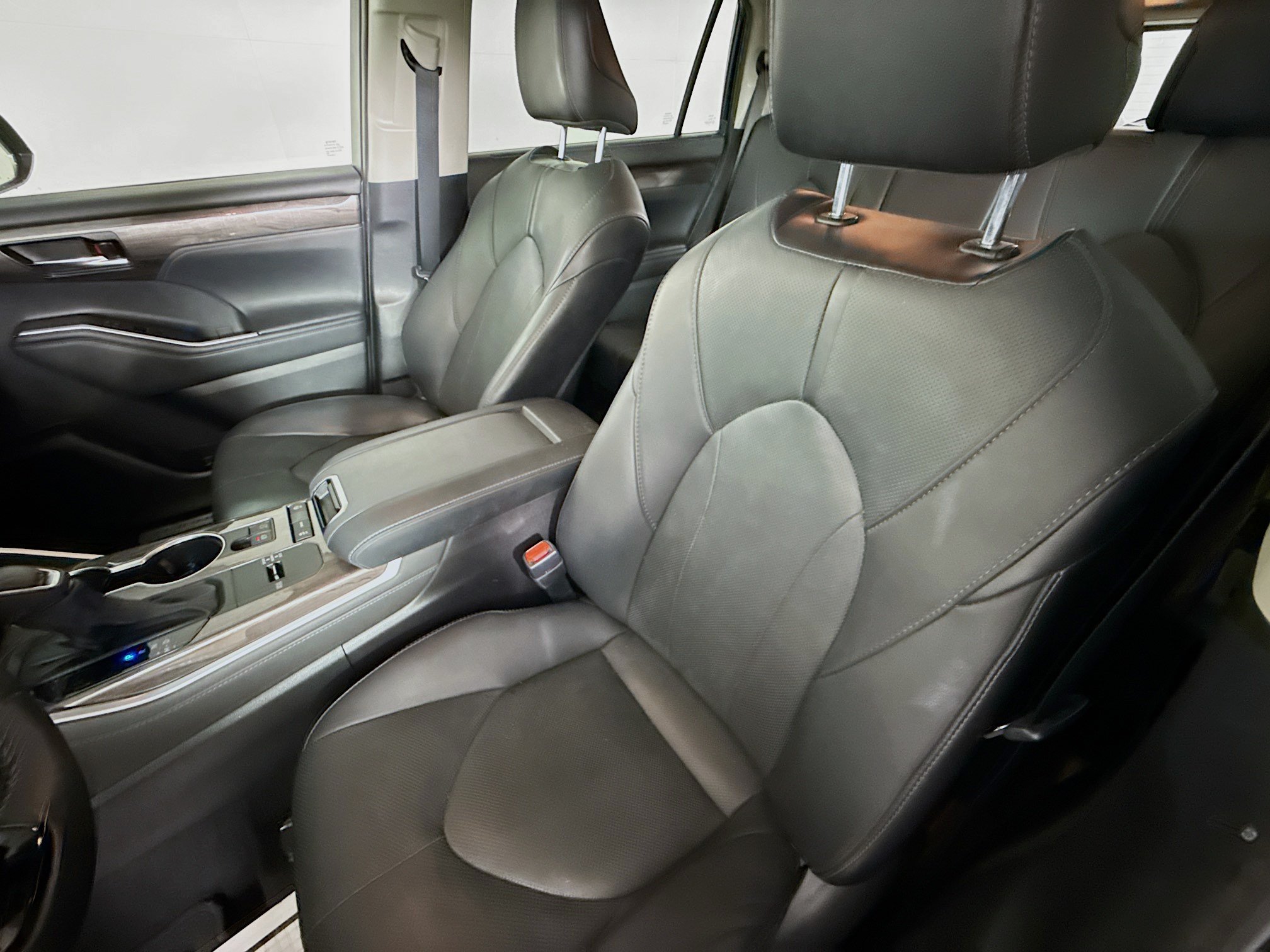 Used 2021 Toyota Highlander Limited FWD image 26