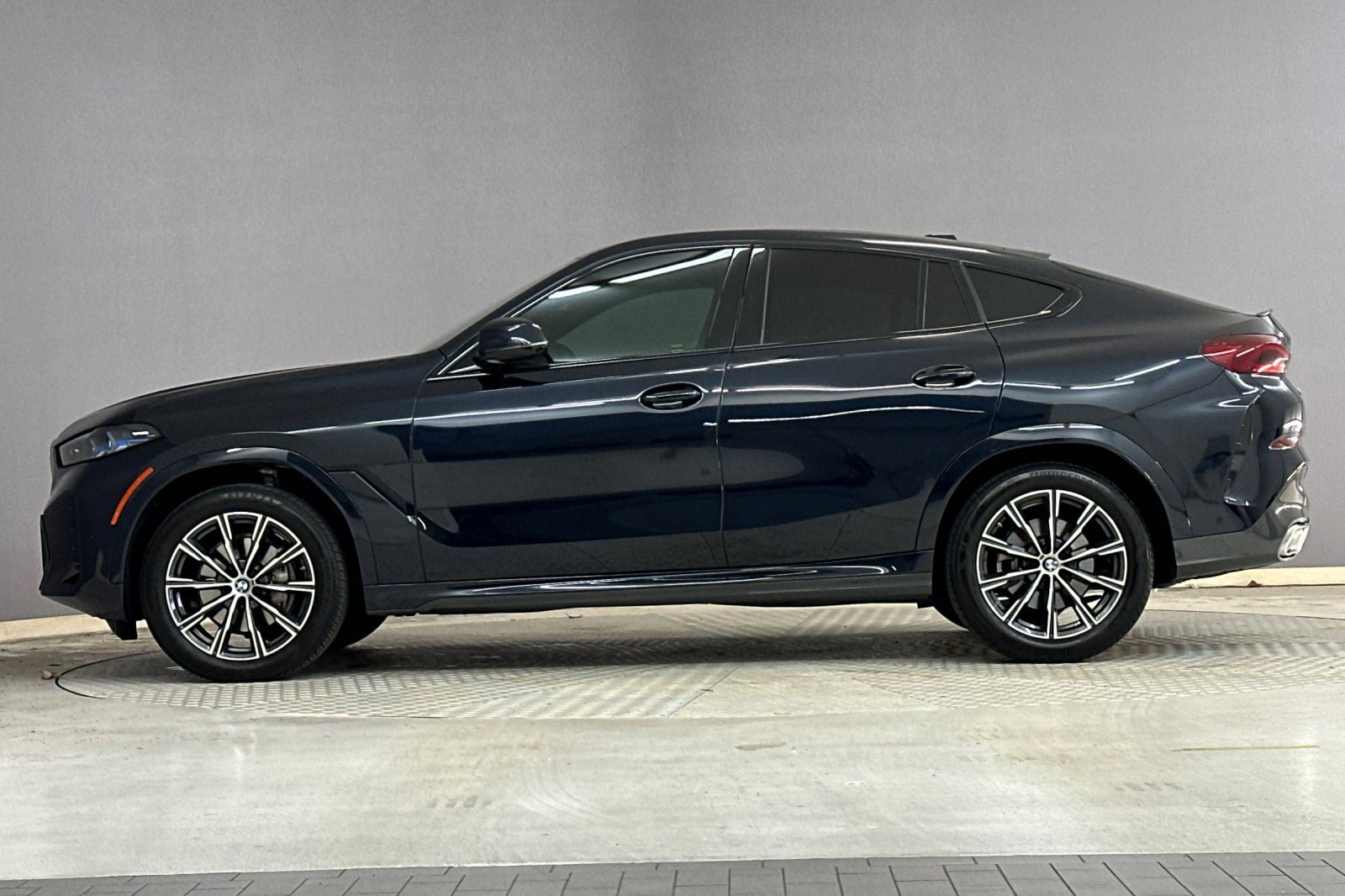 Certified 2024 BMW X6 xDrive40i w/ Premium Package image 2