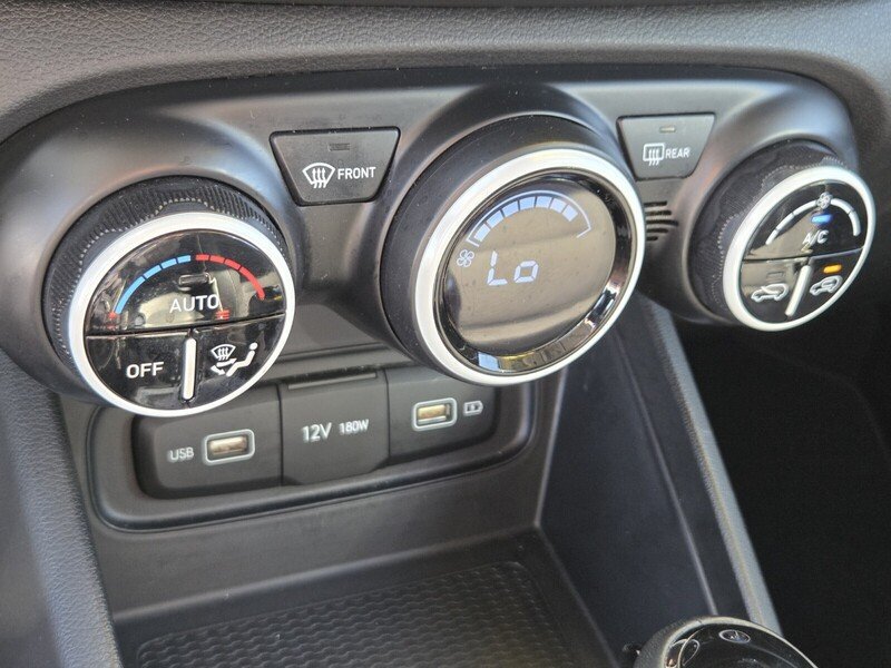 Used 2022 Hyundai Venue Limited FWD image 23