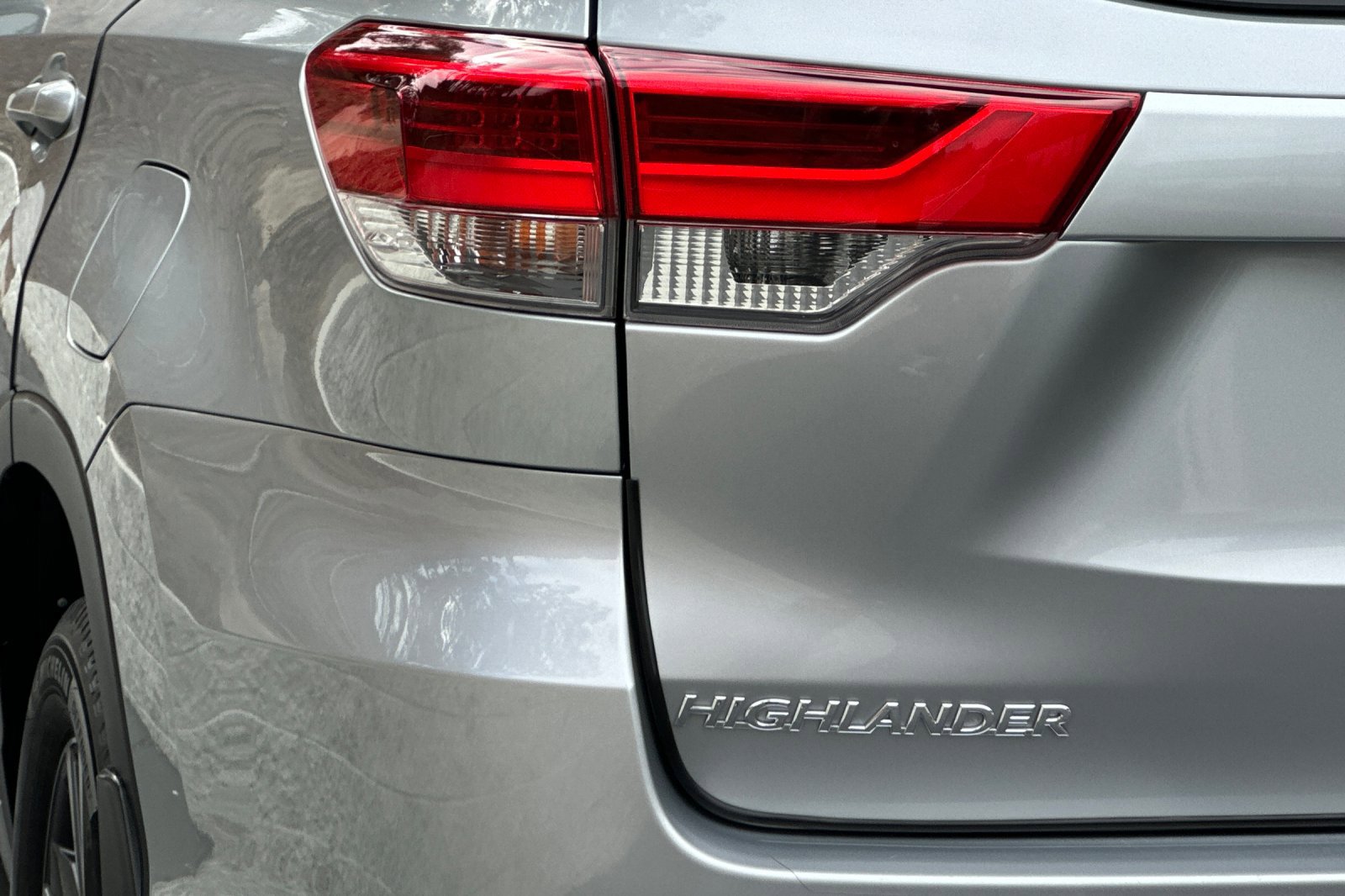 Used 2018 Toyota Highlander LE w/ Carpet Mat Package (TMS) AWD/4WD image 33