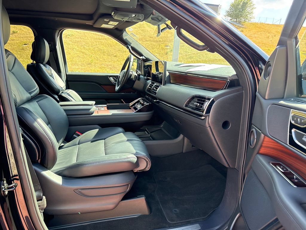 Used 2024 Lincoln Navigator Premiere AWD/4WD image 32