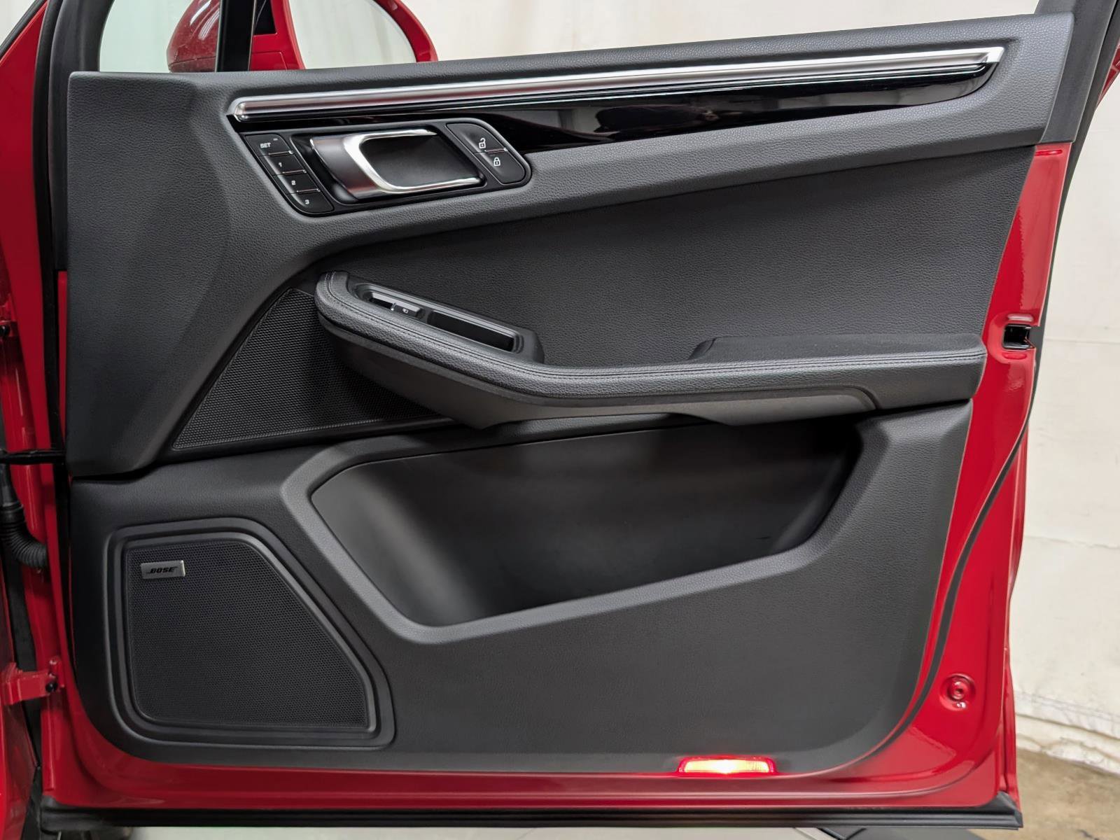 Used 2024 Porsche Macan w/ Premium Plus Package image 23