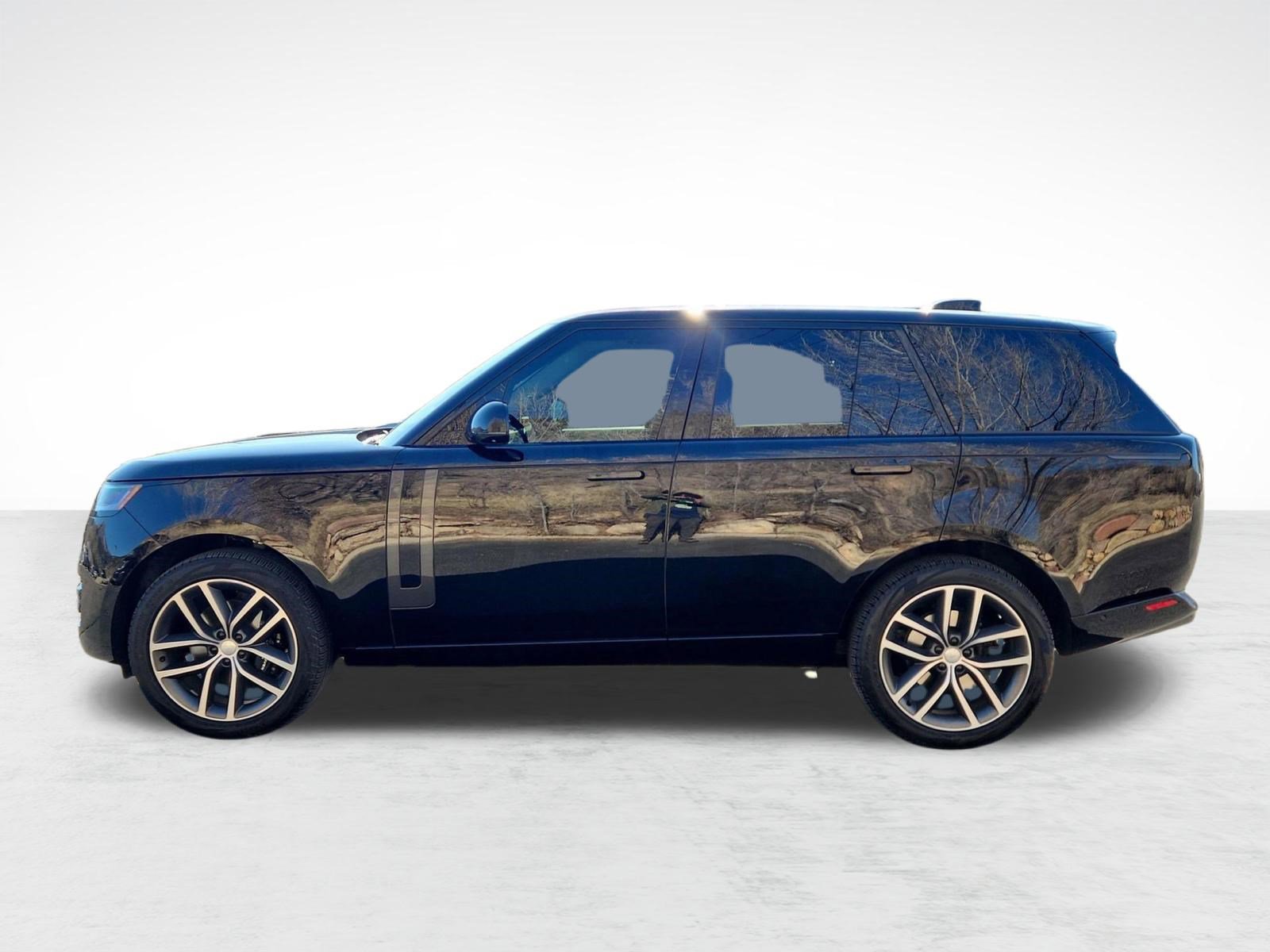 Used 2024 Land Rover Range Rover SE image 2
