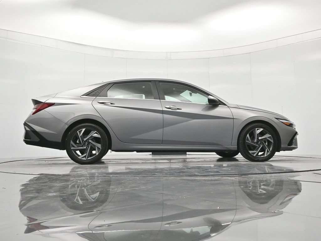 Used 2025 Hyundai Elantra SEL FWD image 40
