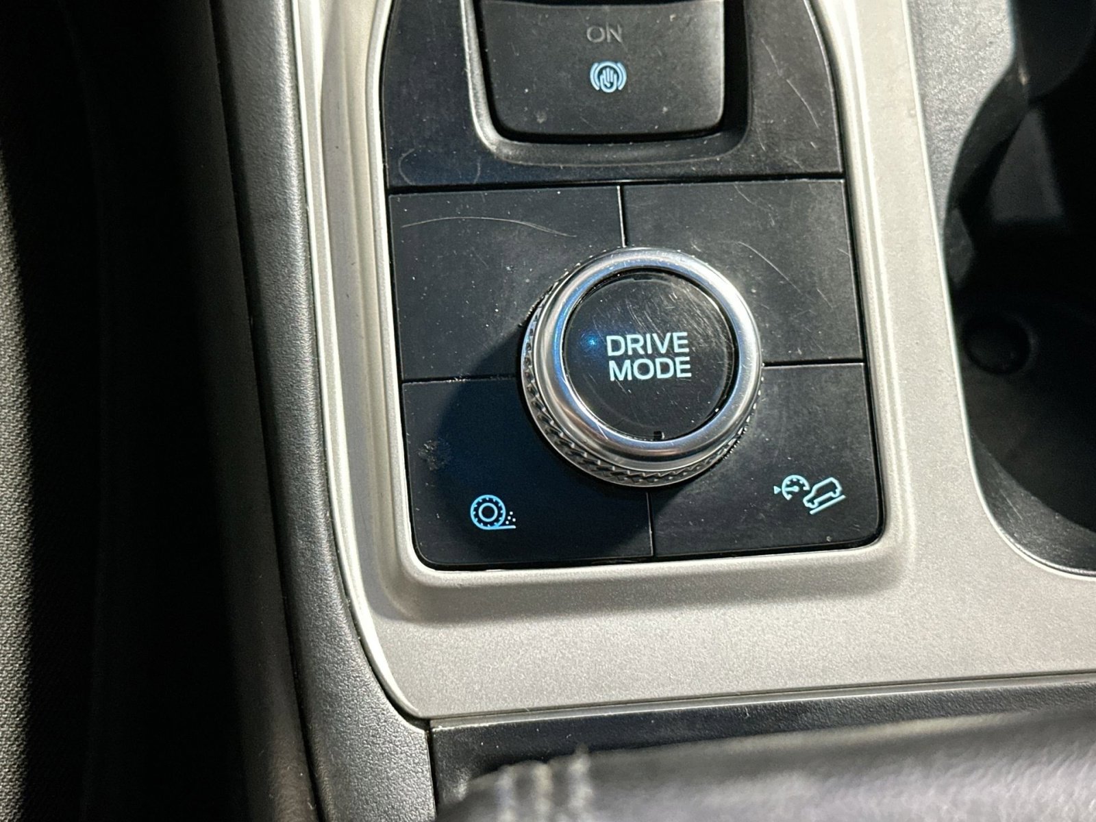 Used 2022 Ford Explorer XLT image 25