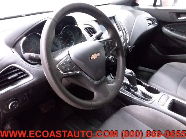 Used 2018 Chevrolet Cruze LT w/ Convenience Package FWD image 11